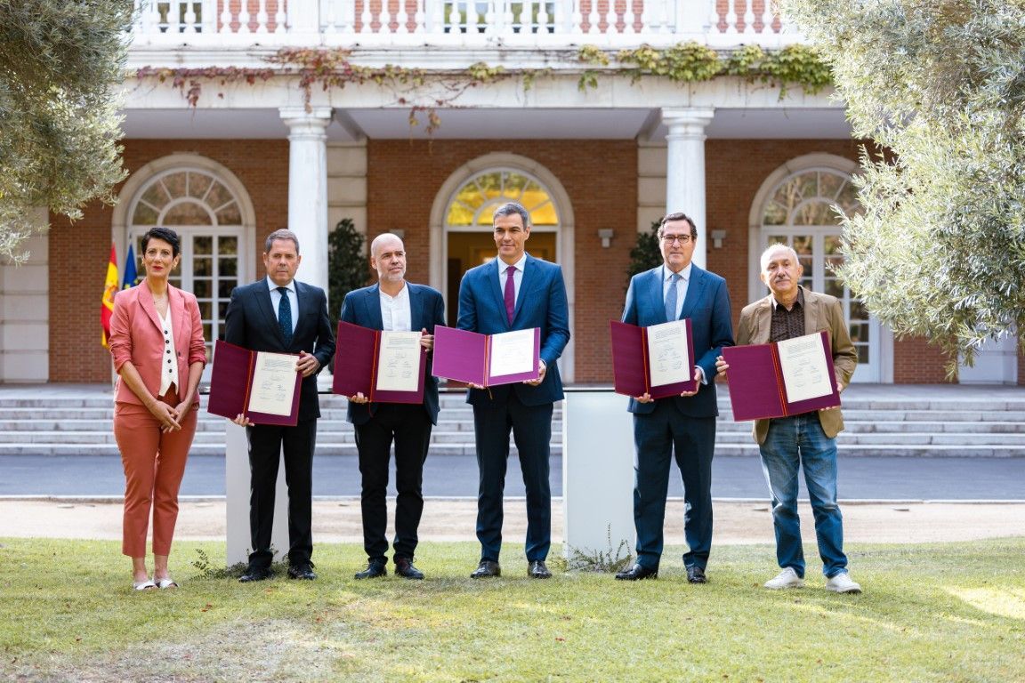 Pedro Sánchez firma con los interlocutores sociales el acuerdo que completa la reforma de las pensiones