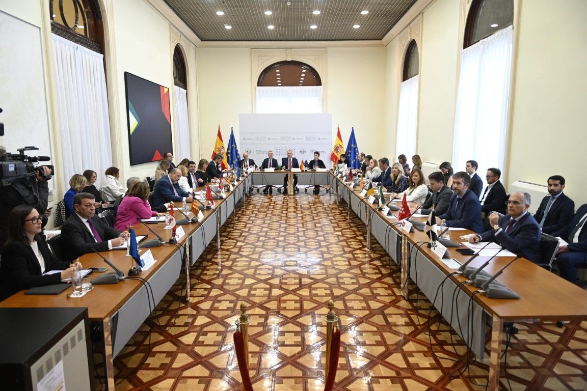 Las autonomías gobernadas por el PP logran que la Conferencia de Presidentes aborde la inmigración o la escasez de médicos
