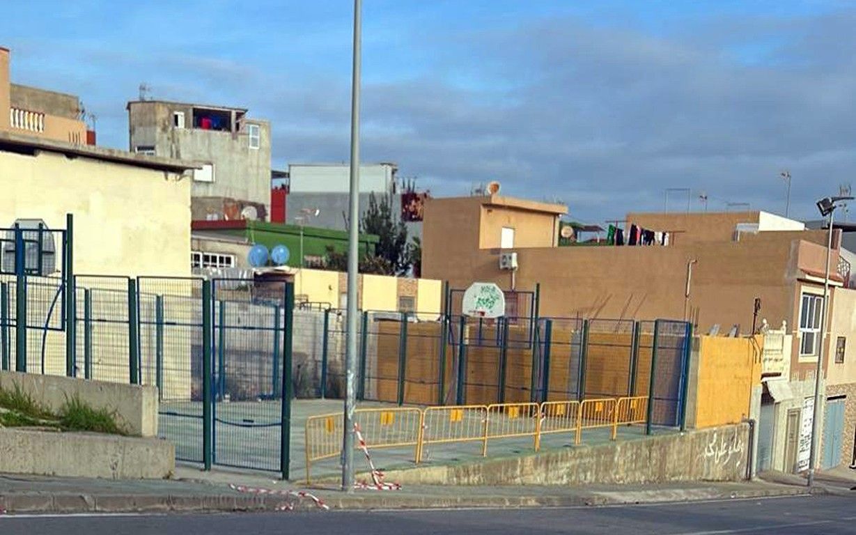 El PSOE urge a actuar en la pista polideportiva de Cortijo Moreno, “que se cae a pedazos”