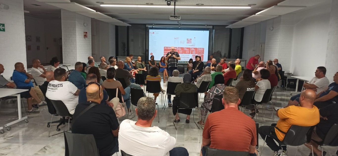 Un grupo de militantes del PSOE de Ceuta se reúne para hablar de su Congreso Federal y avalar a Pedro Sánchez.
