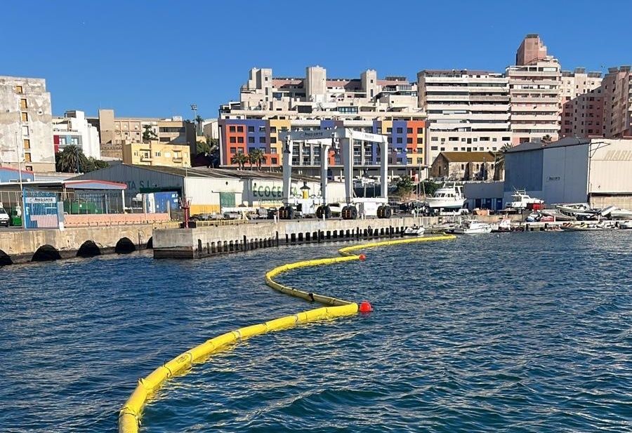 La Autoridad Portuaria confirma la retirada de la mayor parte del vertido de fuel originado en el muelle de Alfau