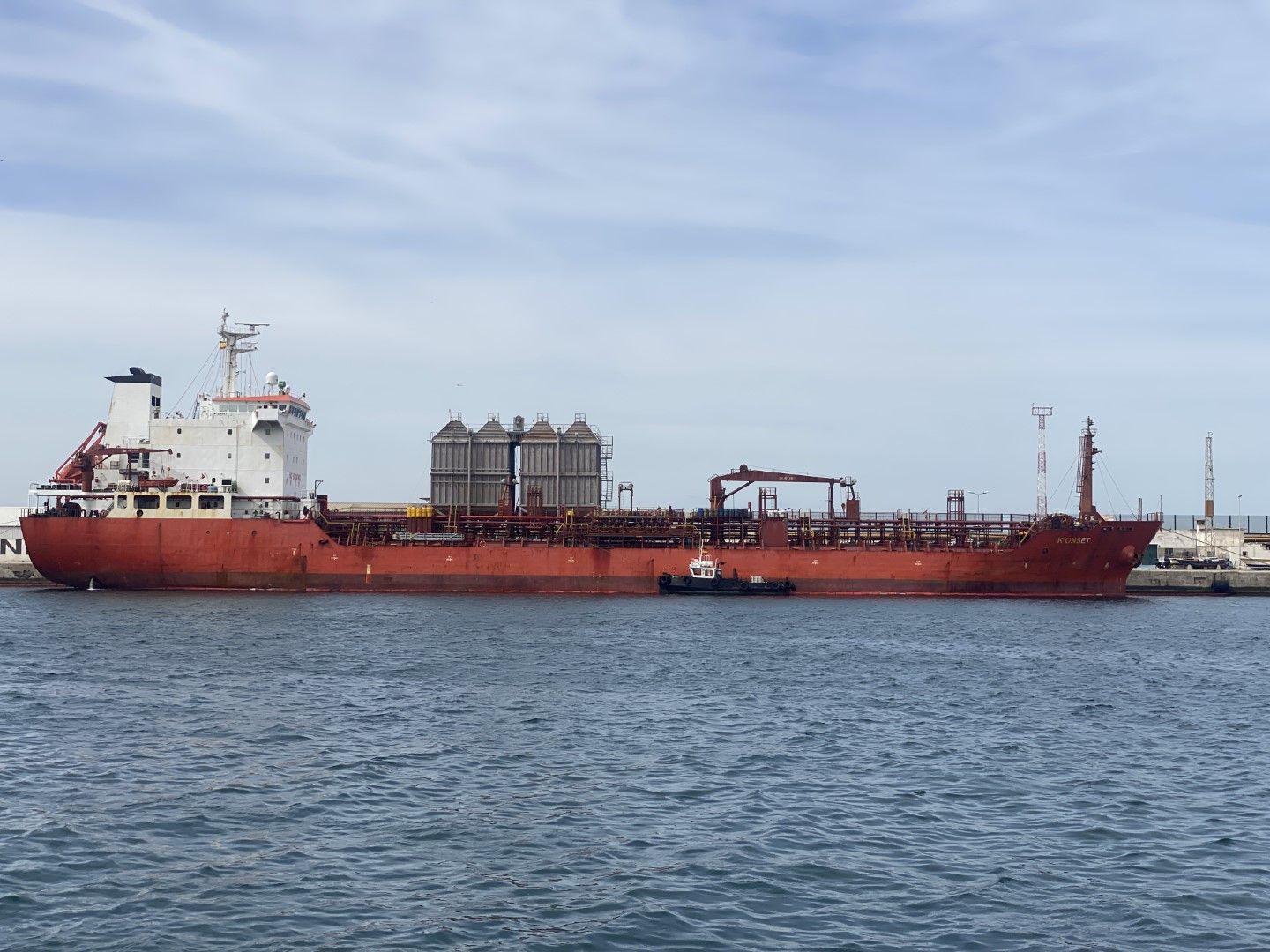 Trasladan de muelle al petrolero turco que provocó el derrame de fuel
