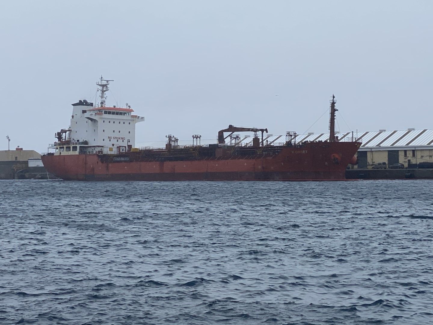 Retenido un petrolero de Liberia por un vertido de fuel en el muelle de Alfau
