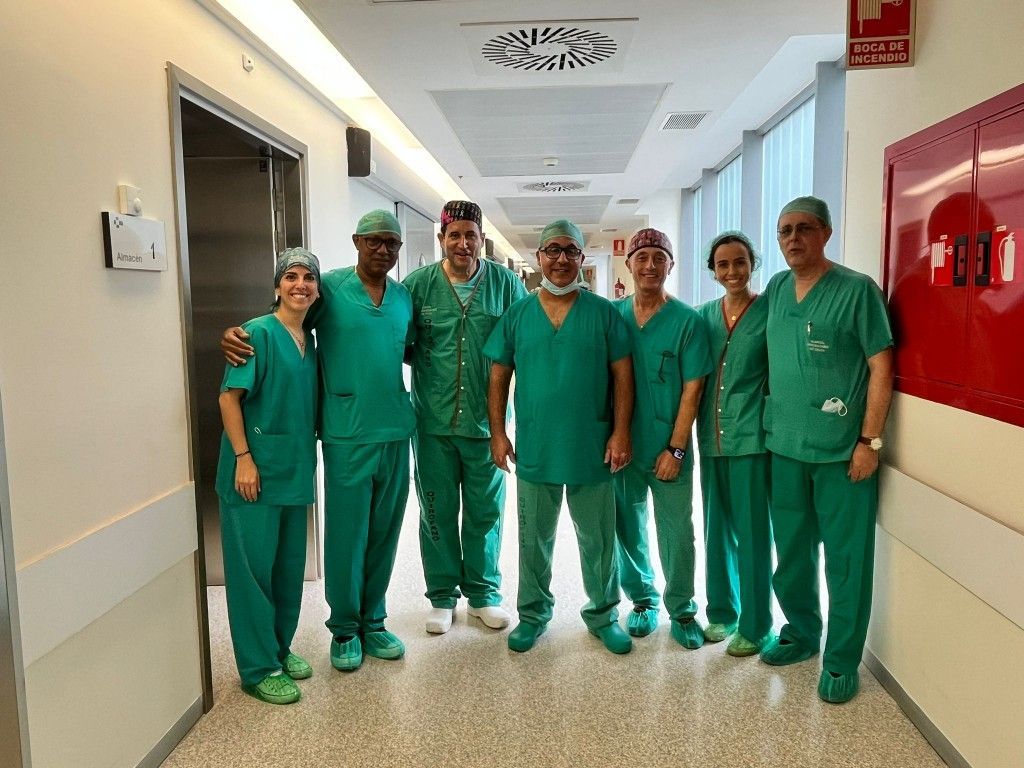 El Hospital forma a dos médicos de la península en el tratamiento de la hiperplasia benigna de próstata