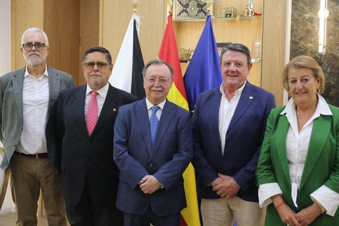 Vivas agradece la labor de José María Aguirre y Arturo Murcia, veterinarios que acaban de jubilarse