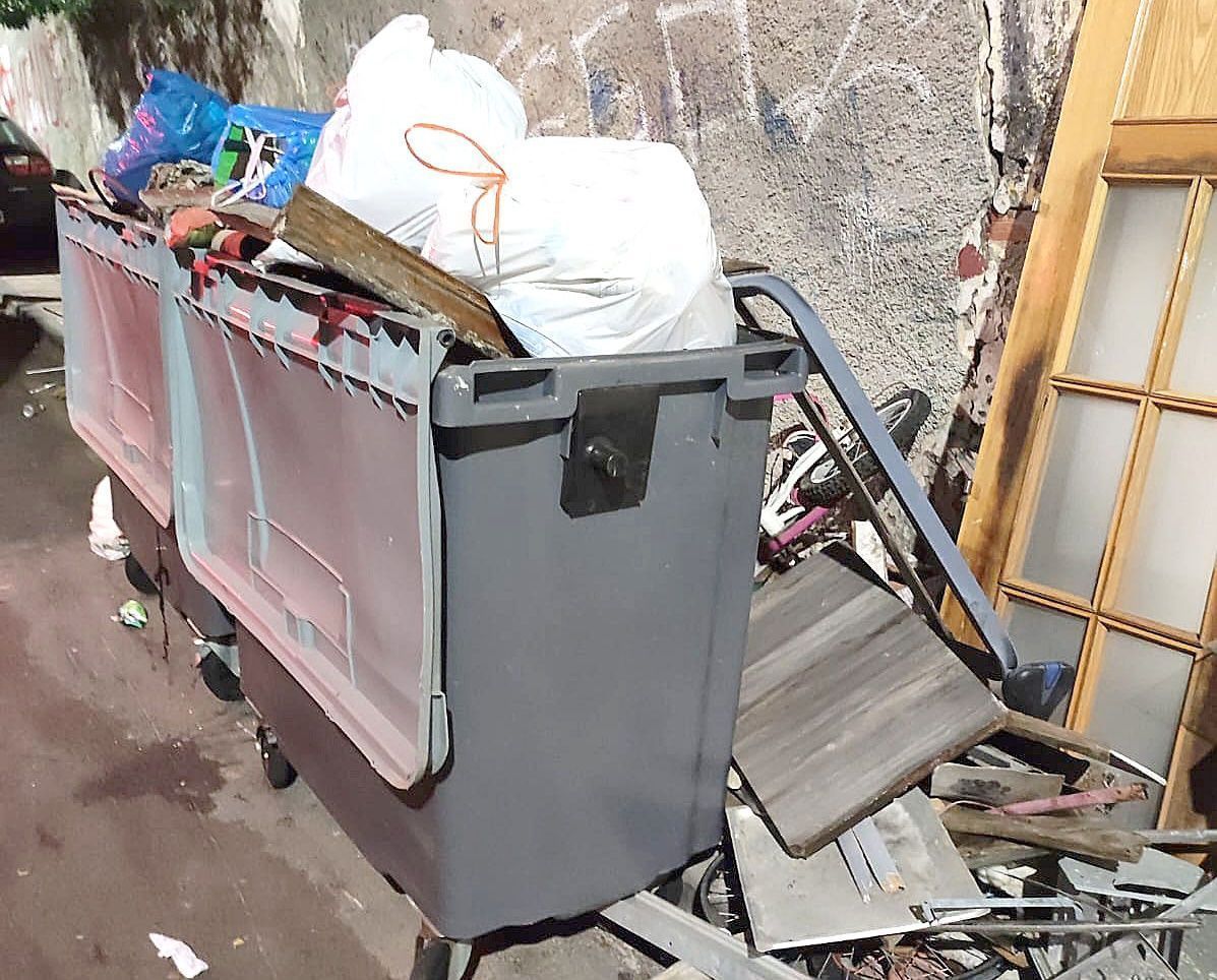 Los operarios de Trace tienen que recoger la basura del suelo con las manos por falta de contenedores