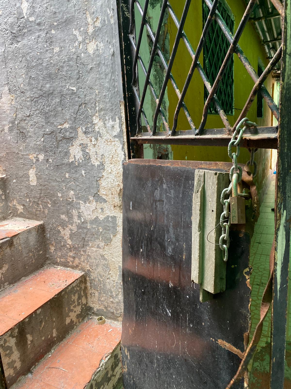 As es la puerta que da paso al patio exterior del edificio
