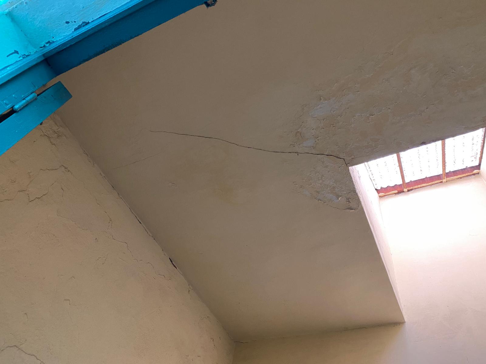 El edificio se est cayendo a pedazos