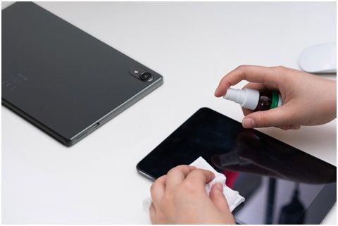 Evita los errores más comunes que pueden dañar tu smartphone o tablet al limpiarlos