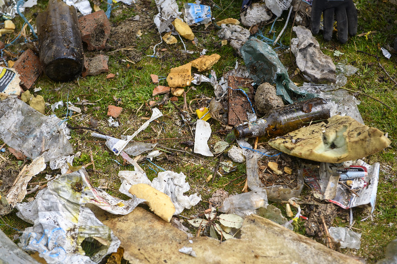 El 68% de los españoles desconoce las sanciones por abandonar basura en los montes