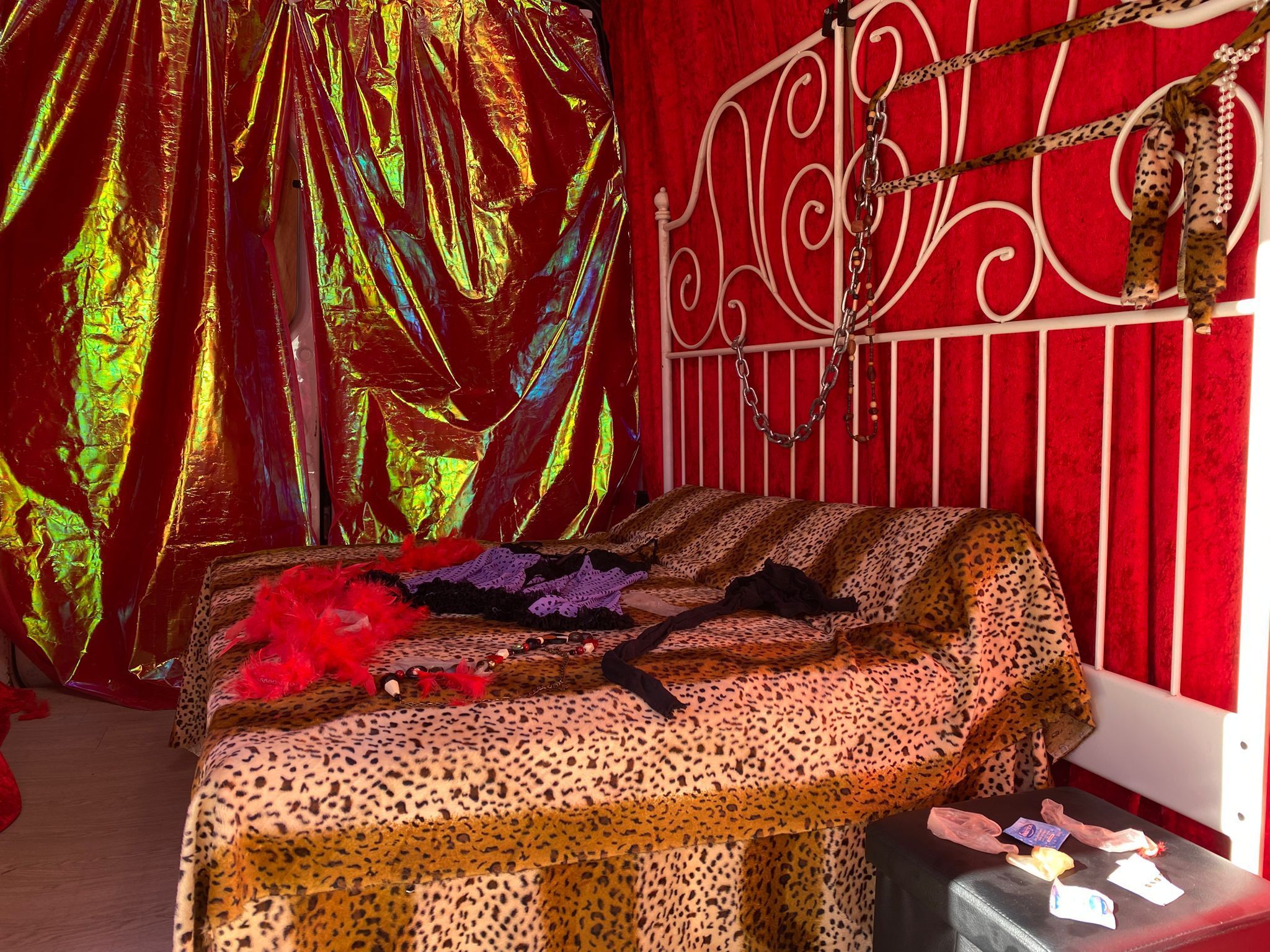 Interior de la furgoneta recreando un prostíbulo