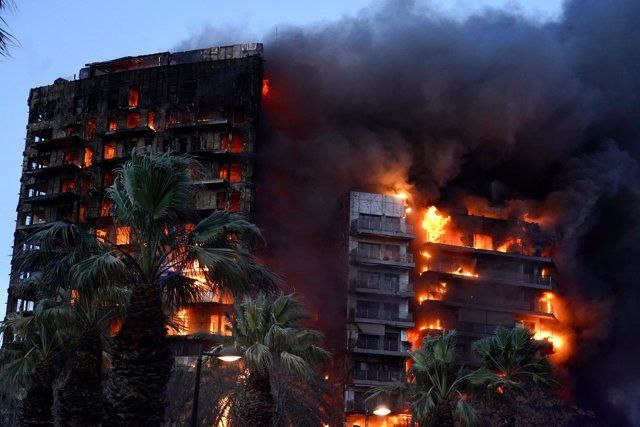 4 muertos y 14 desaparecidos en el grave incendio de un edificio en Valencia