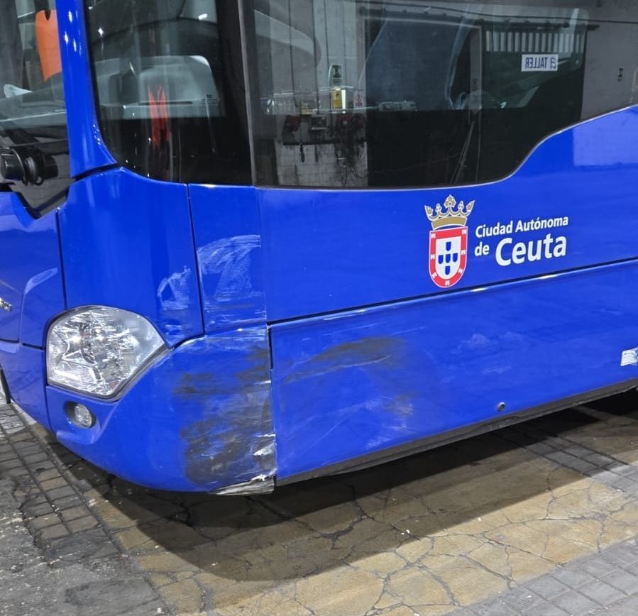 Choca con un autobús en el embolsamiento y se da a la fuga