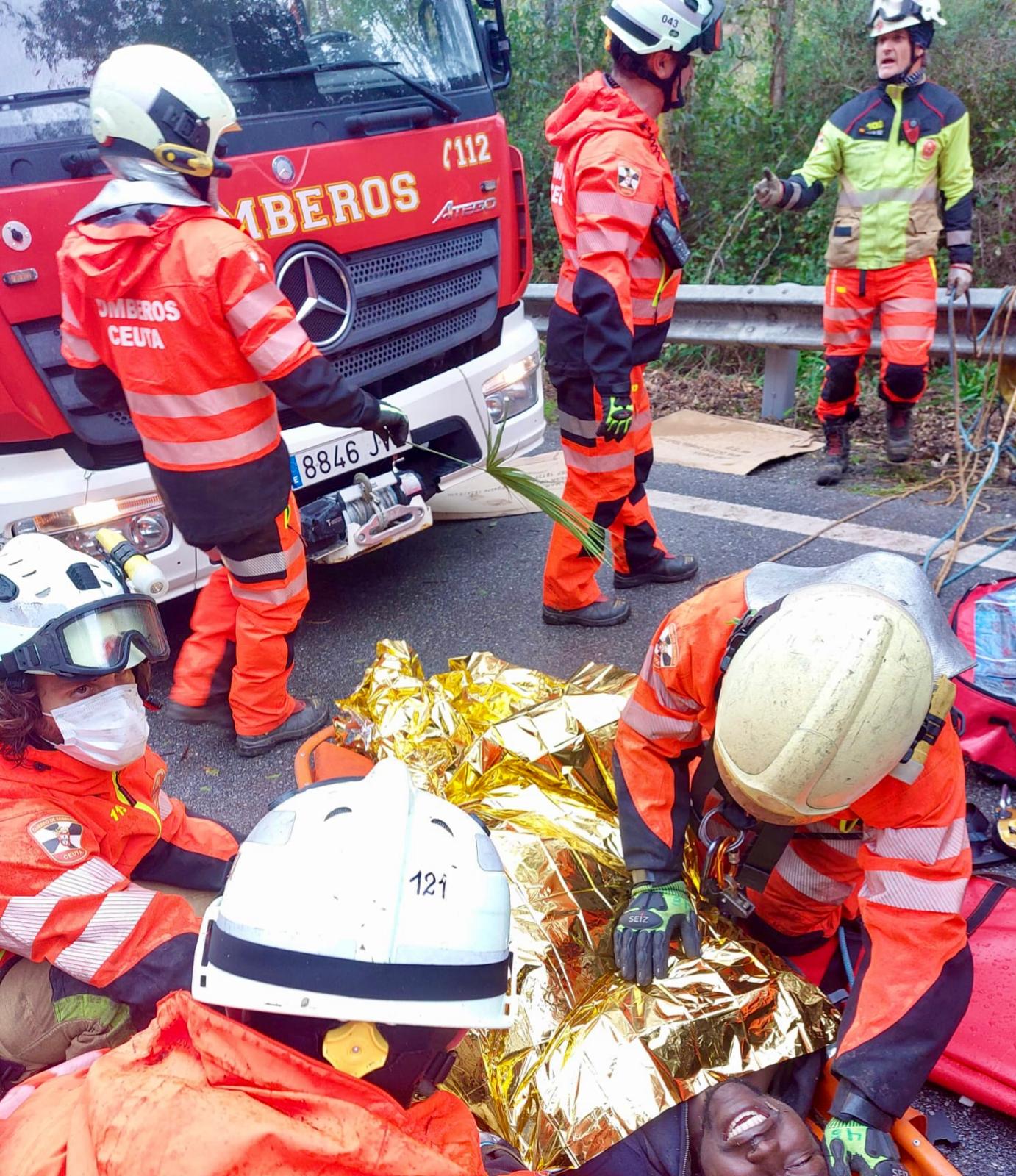 Los bomberos destacan la dificultad en el rescate del inmigrante