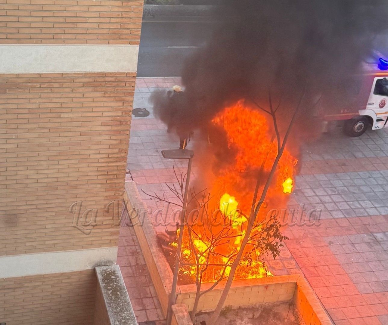 Un incendio despierta a los vecinos de Avenida de España 