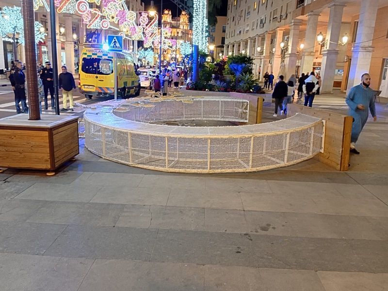 Una mujer herida en la Gran Vía tras la caída de un adorno navideño