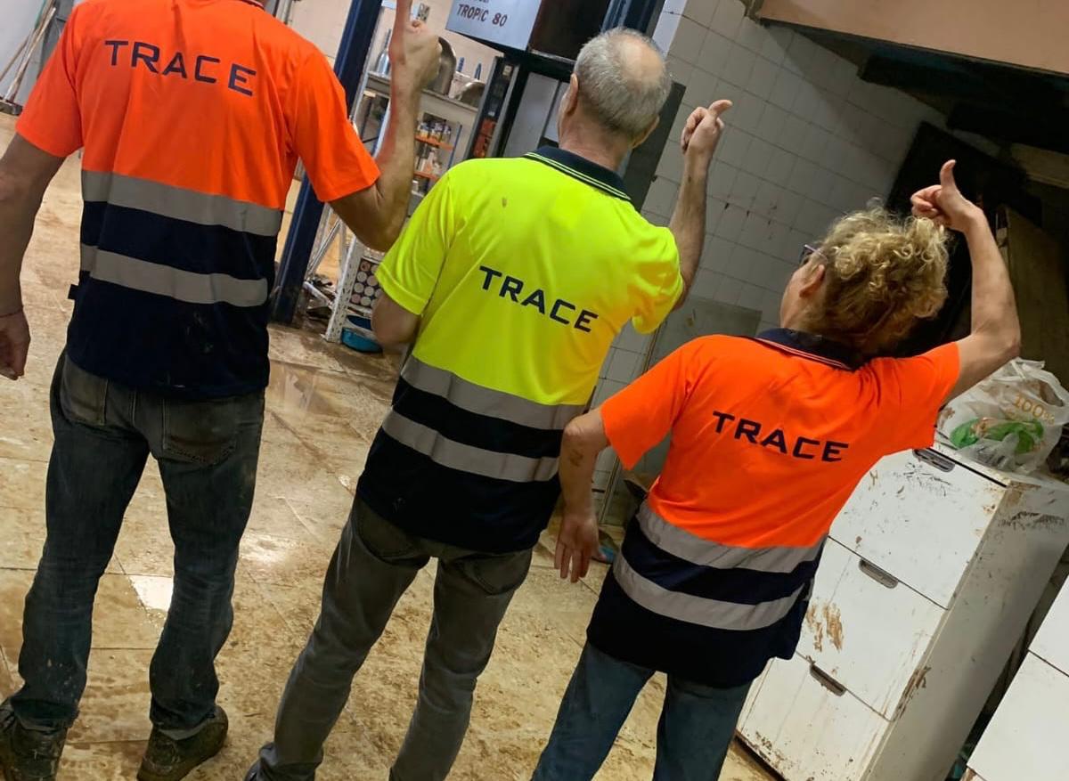 Voluntarios con la ropa de TRACE 