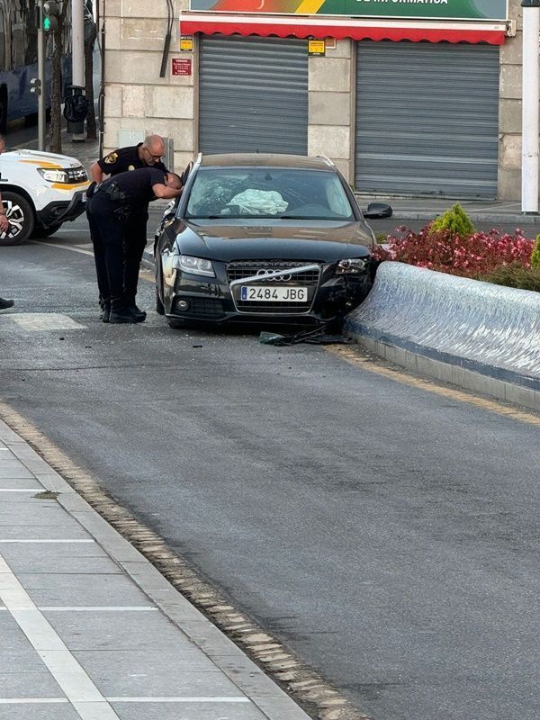 Un coche se salta un control policial y acaba estrellándose en la “curva del plátano”