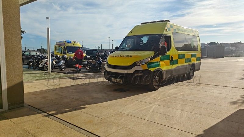Cerca de una hora esperando para que llegue a una ambulancia y atienda a una mujer desvanecida
