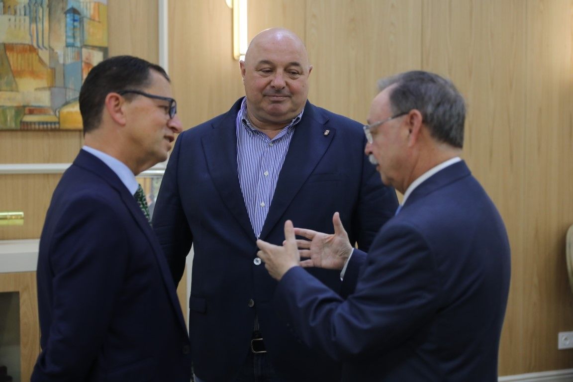 Juan Vivas recibe al nuevo director del Parador La Muralla
