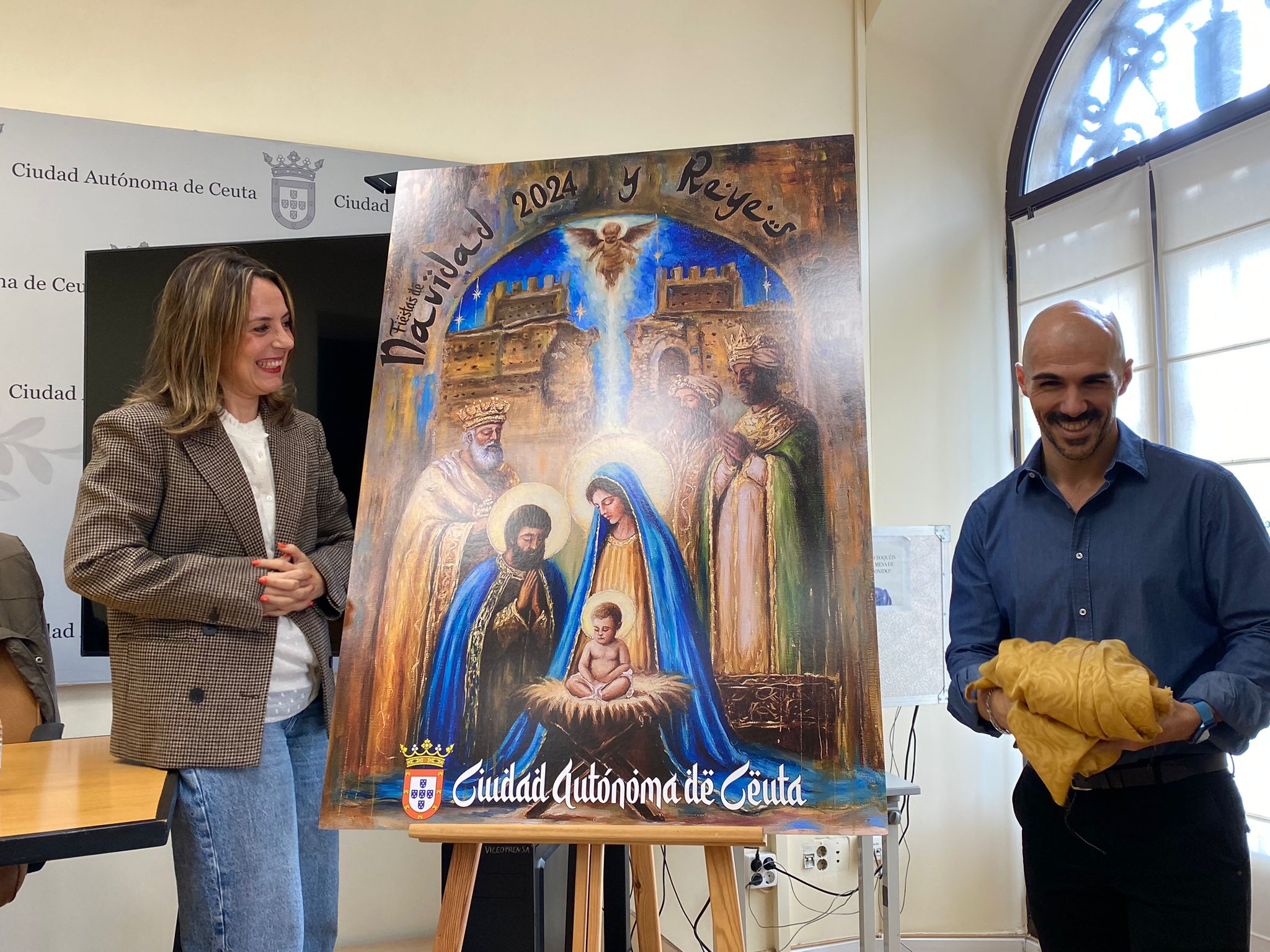 Pilar Orozco junto a Miguel Ángel Morales con su obra ganadora 