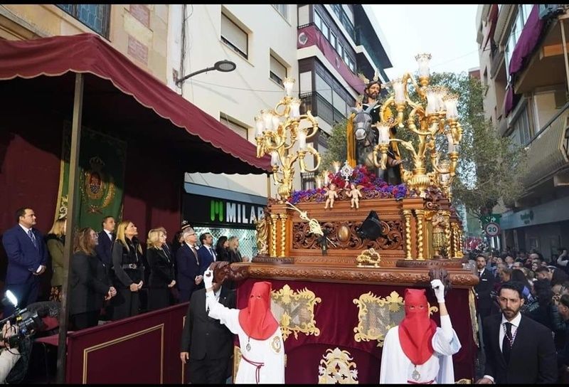 La Casa Regional de Ceuta en Algeciras participa en la tribuna oficial del Domingo de Ramos 