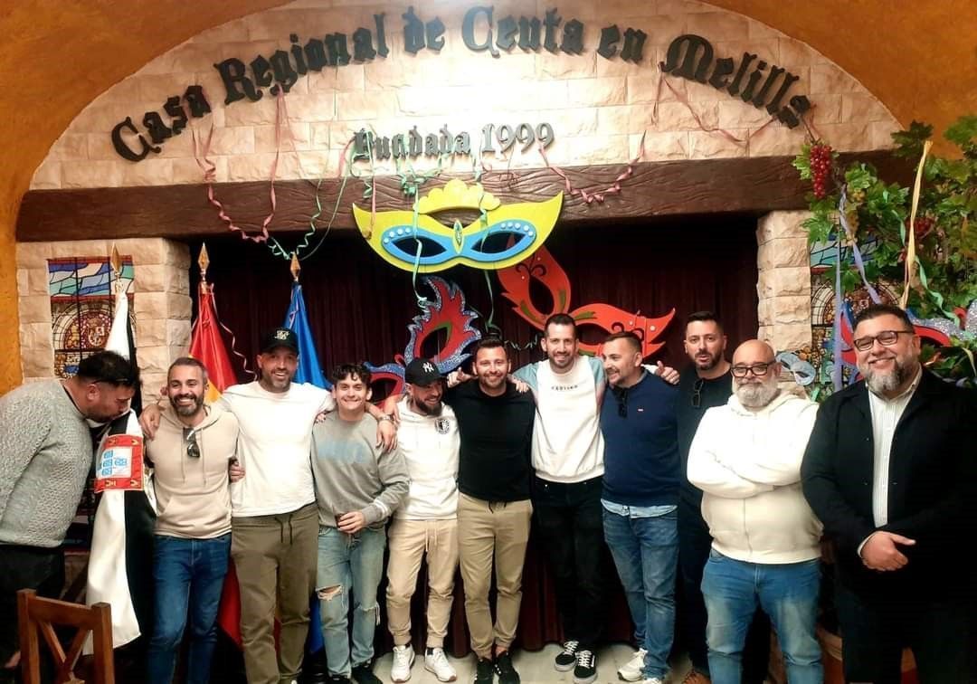 El conocido Chirigotero "El Canijo de Carmona" y su chirigota visitan la sede de la Casa regional de Ceuta en Melilla.