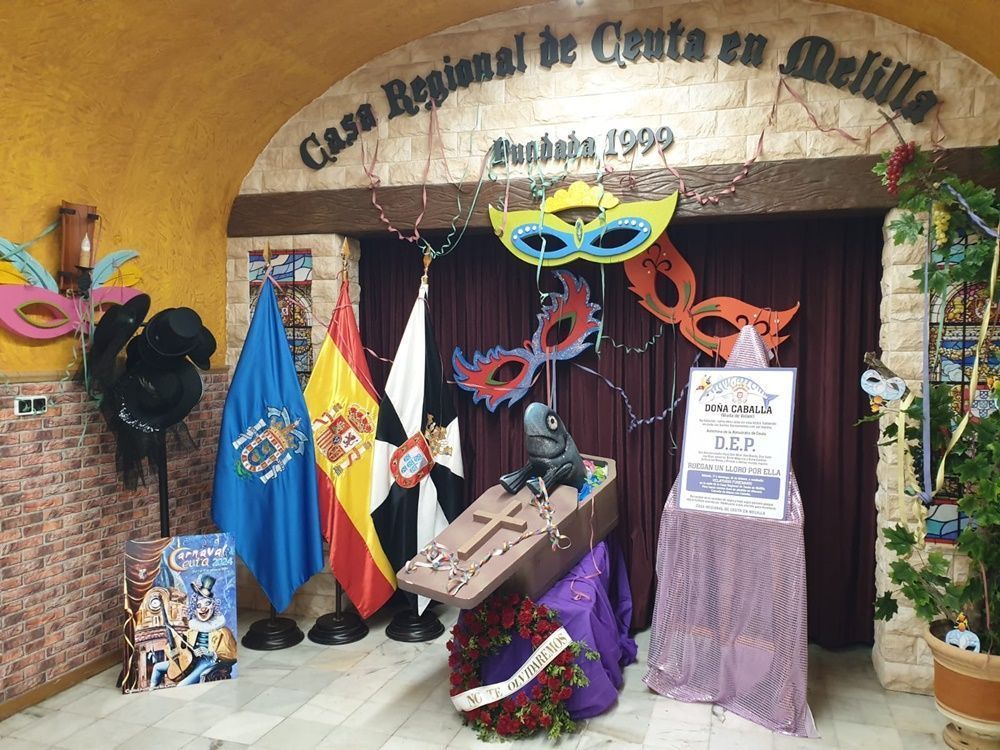 La Casa regional de Ceuta en Melilla realizó su segundo "Velatorio de la Caballa" que duró dos días dando fin al Carnaval 2024