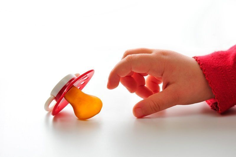 El uso prolongado del chupete en niños y niñas puede derivar en problemas dentales