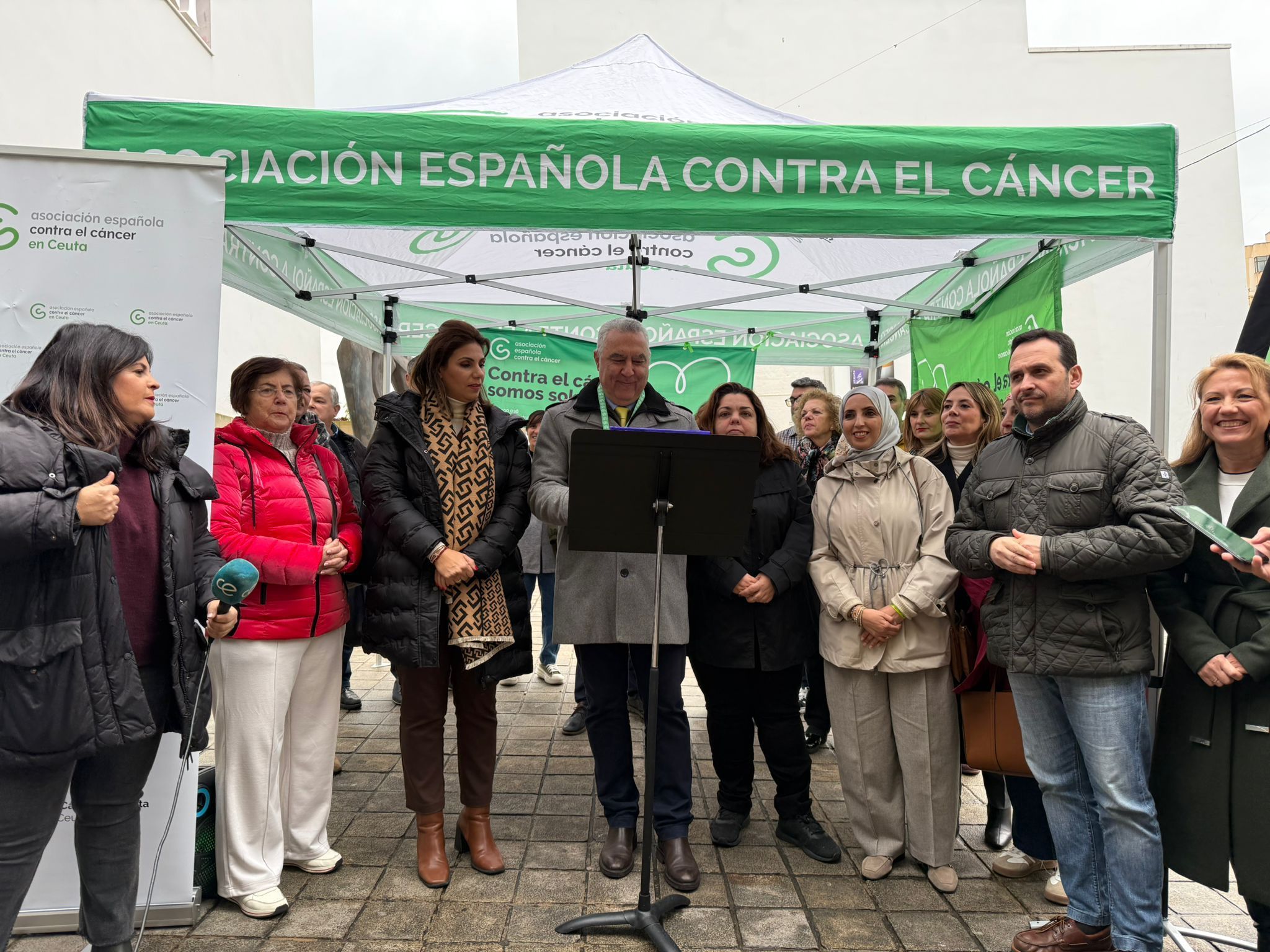 Stand informativo de la Asociación Española contra el Cáncer junto a varias autoridades locales en el paseo del Revellín esta mañana.