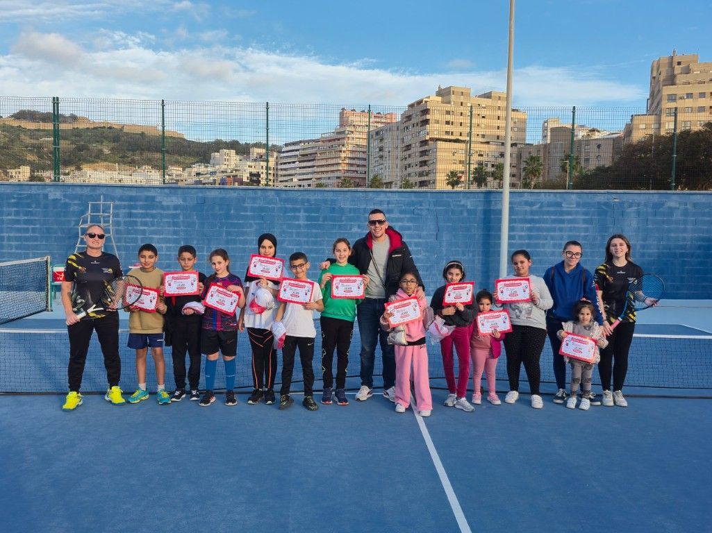 Fundación Cruz Blanca y la Federación de Tenis realizan una actividad con los niños