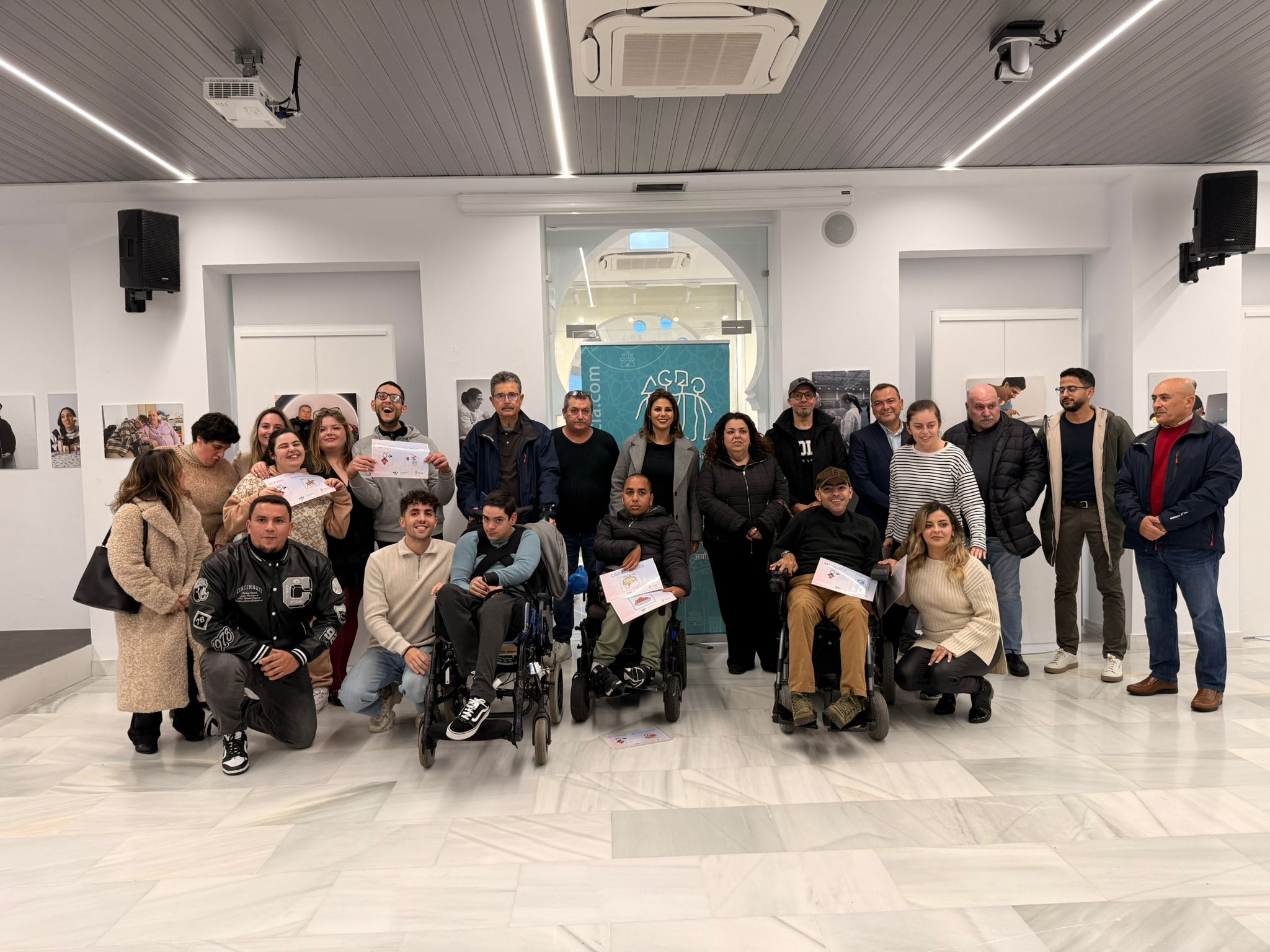 Foto de familia de la asociación PROI junto a distintas autoridades de la ciudad