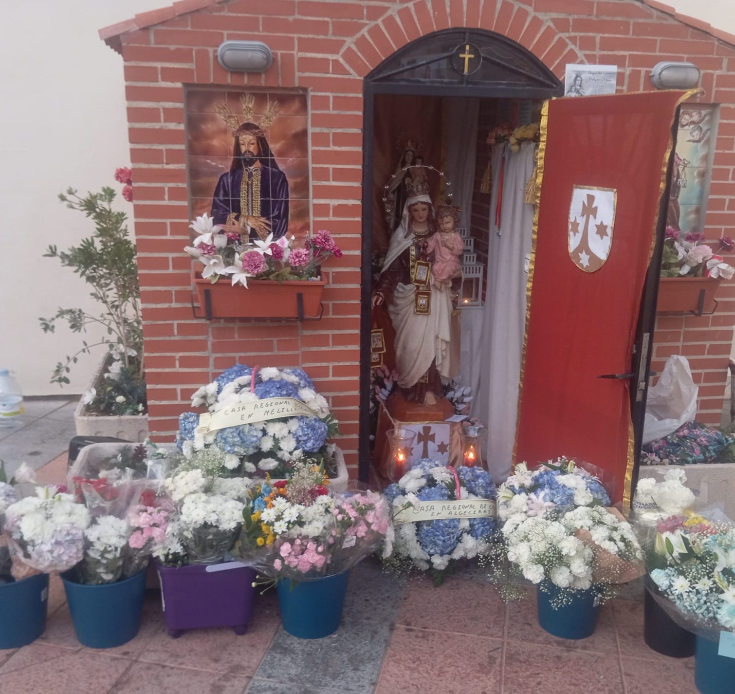 La Casa Regional de Ceuta en Algeciras renueva su ofrenda a la Virgen del Carmen en la Fase II del Polígono Virgen de África.