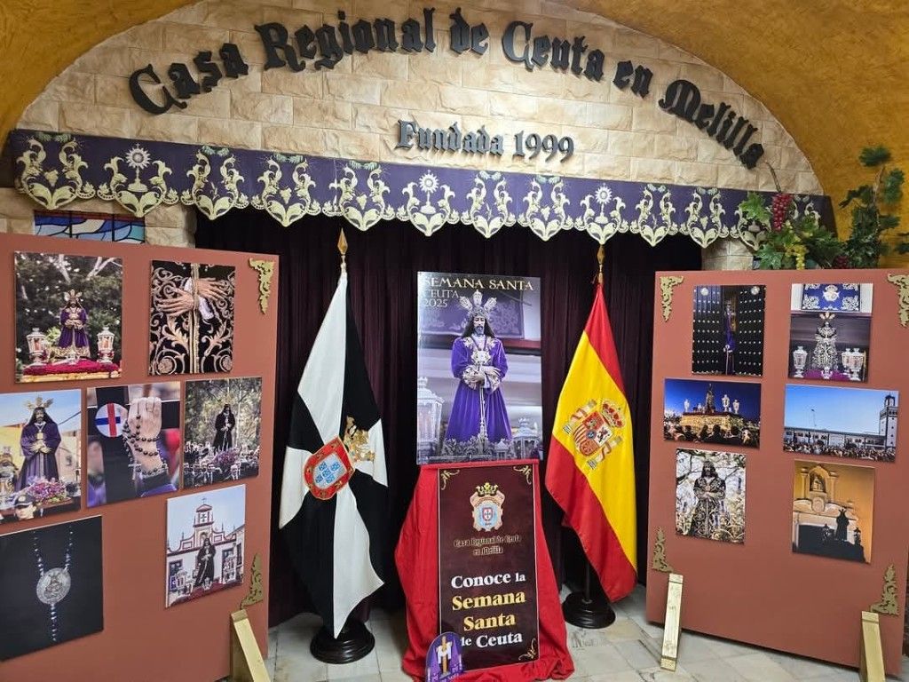 El Pregonero de la Semana Santa de Melilla visita la exposición de fotografíca del "Señor de Ceuta" 