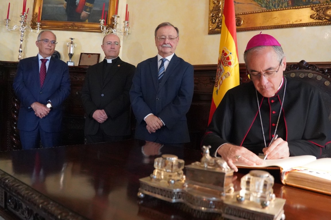 El arzobispo castrense, monseñor Aznárez, firma en el Libor de Honor de la Ciudad