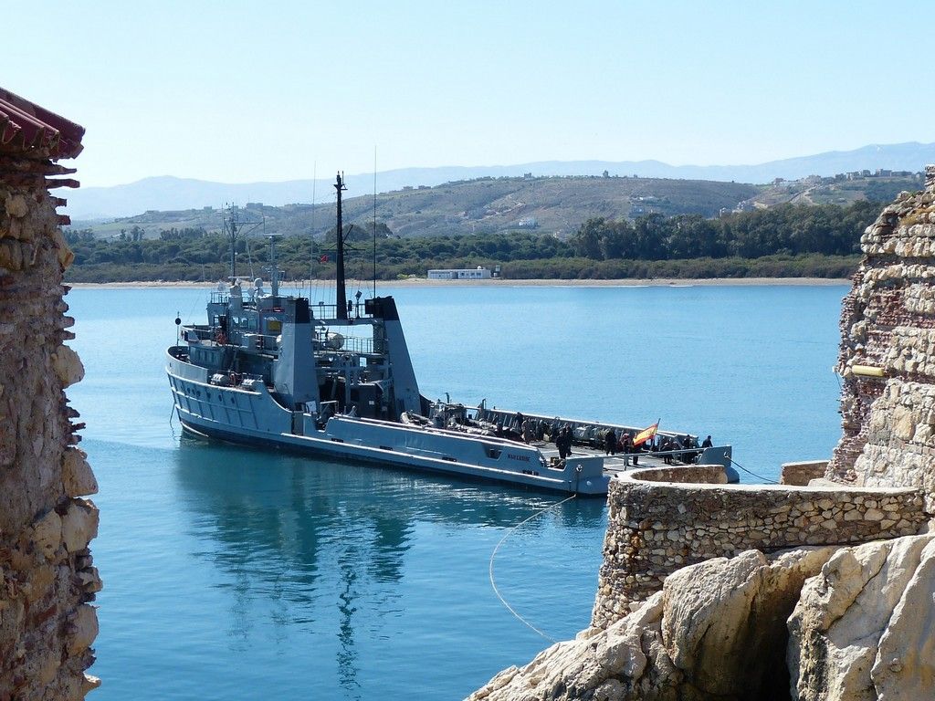 El buque auxiliar “Mar Caribe” realiza con éxito el primer apoyo a las plazas de soberanía nacional al norte de África