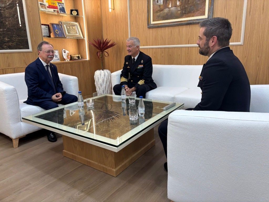 Juan Vivas recibe al comandante del patrullero de la Armada “Tornado”