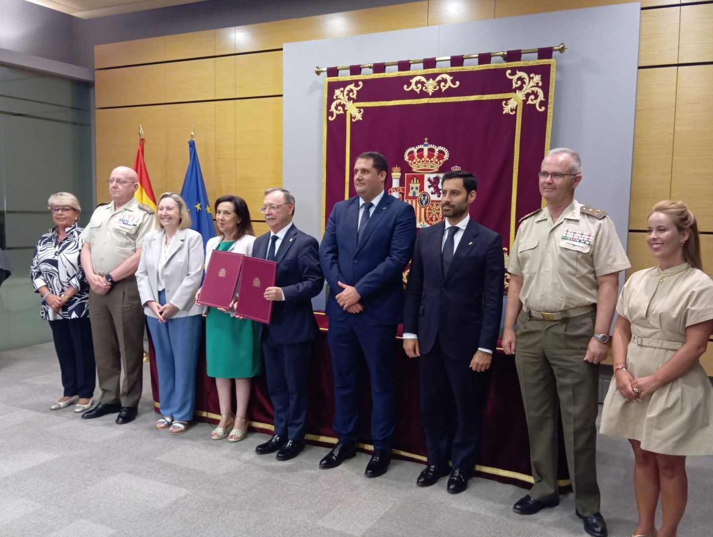 Ramírez tilda de “hito histórico” la firma del convenio con Defensa para recuperar los terrenos militares