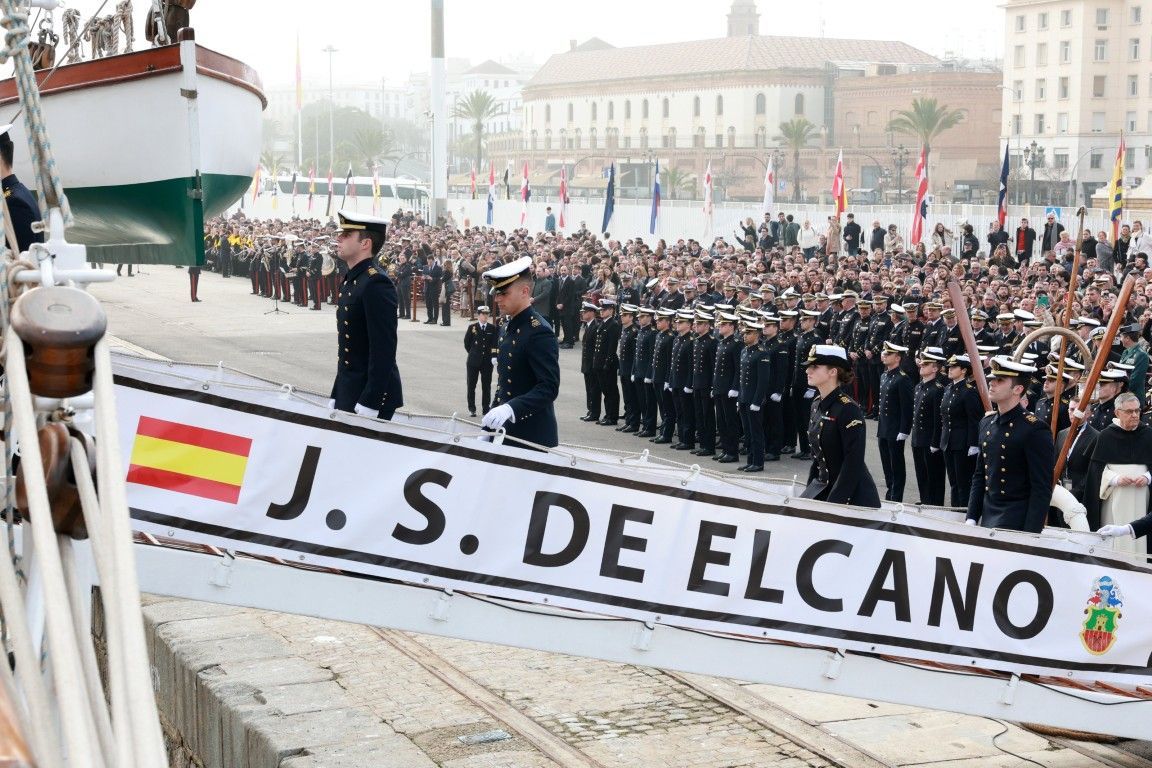 Los aspirantes a oficiales de la Armada se encomiendan a la Virgen del Rosario antes de su travesía. Foto: Casa Real