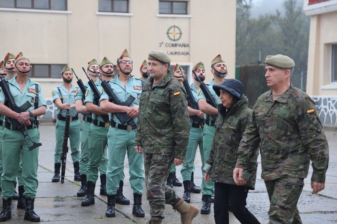 Margarita Robles visita las unidades de Ceuta para despedir al Comandante General