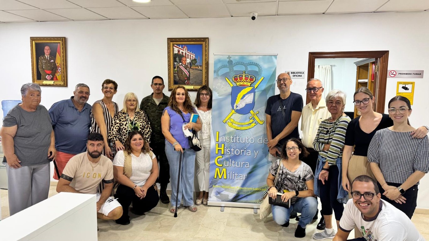 Miembros de ADEN visitan la Biblioteca Histórico Militar de Ceuta