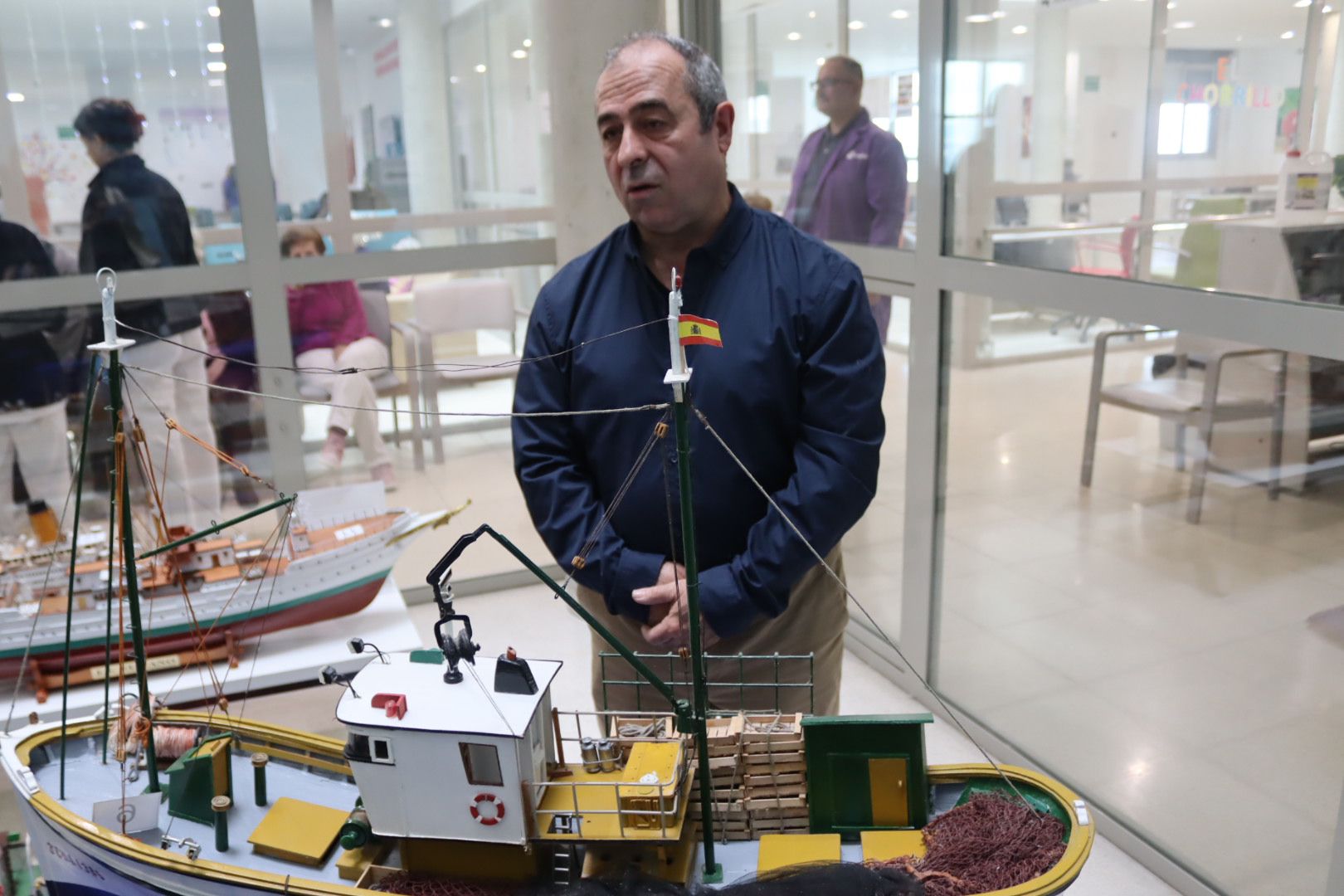José María Díaz Caparrós explicando la elaboración de una de sus maquetas 
