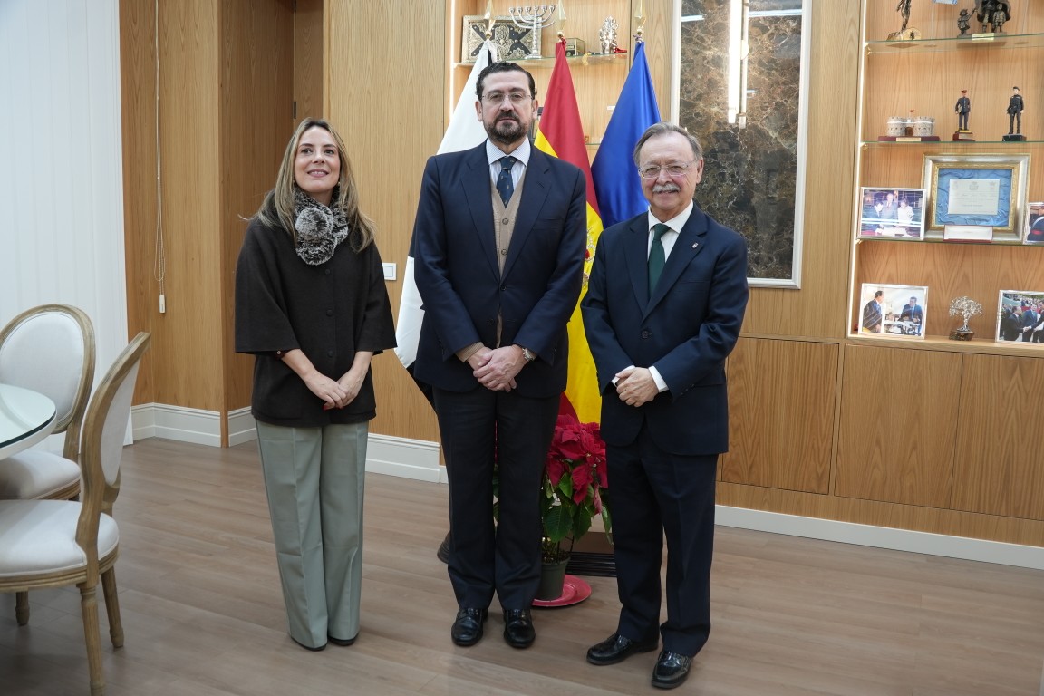 Juan Vivas recibe en su despacho al director general de Casa Árabe