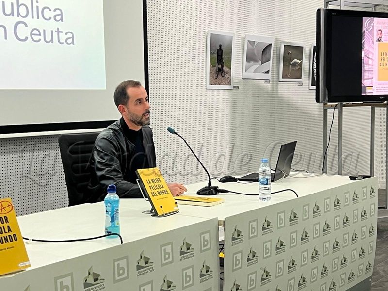 José Antonio Carracao presenta su novela ‘La mejor película del mundo’ en la Adolfo Suárez