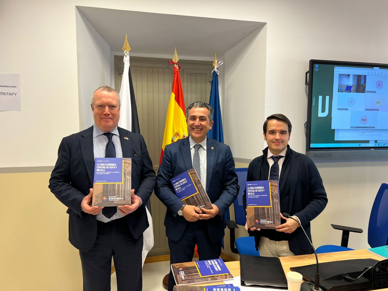 De izquierda a derecha Echeverría, Rontomé y De La Cruz posando con el informe en la UNED este lunes