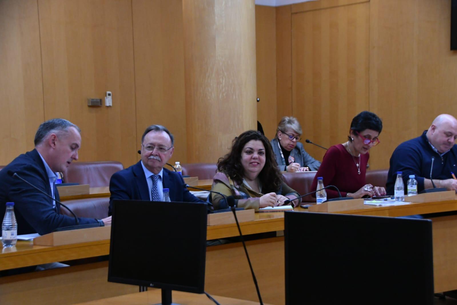 La delegada del Gobierno trasladará a los ministerios pertinentes los acuerdos de la Mesa del Diálogo Social