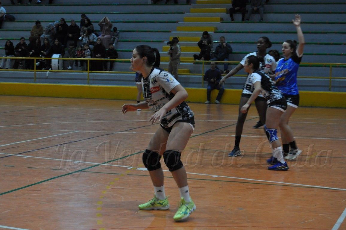 El BM Estudiantes gana al colista BM Solucar y se acerca al liderato (30-22)