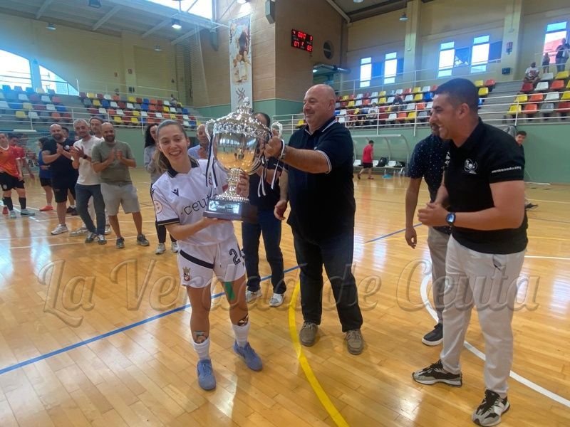 Juan Vivas felicita a la AD Ceuta FC Femenino por proclamarse campeona y alcanzar la final del play off de ascenso