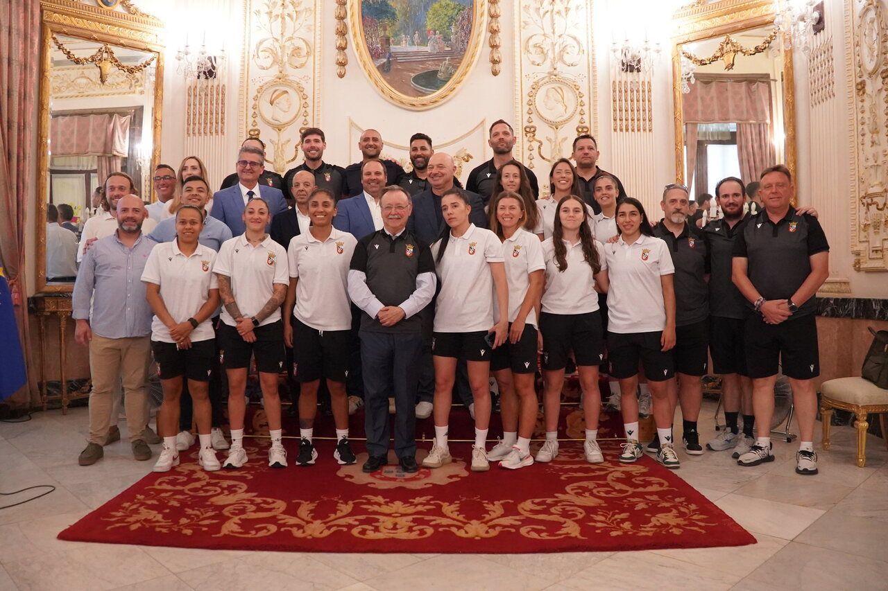 Vivas felicita al equipo femenino de la AD Ceuta por su histórico ascenso a la máxima categoría del fútbol sala nacional 