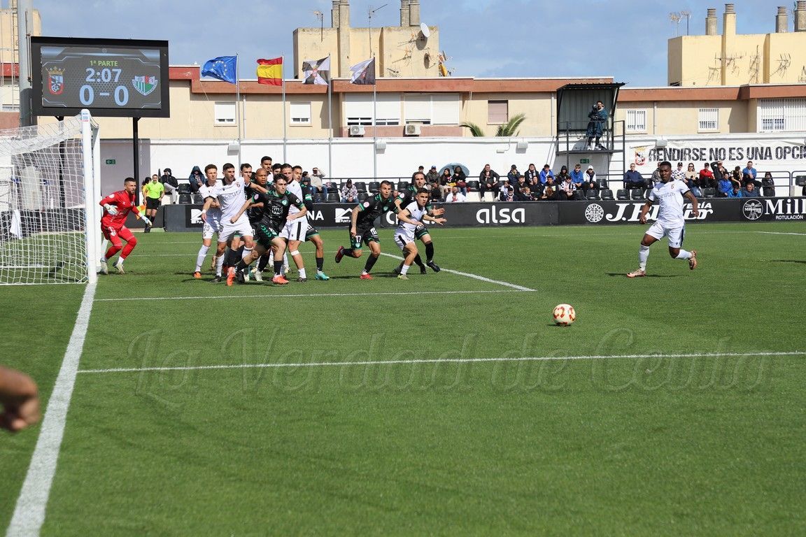 La AD Ceuta salva un empate ante el Antequera con un jugador menos en el tramo final